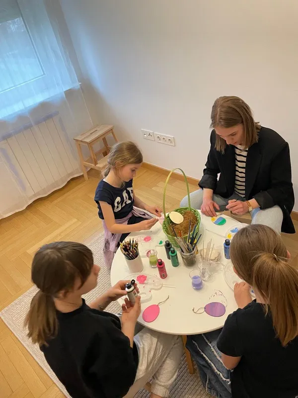 Djeca slikaju uskršnja jaja bojama na radionici